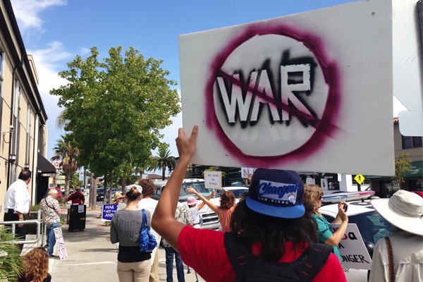 Activist Ray Lutz addresses the crowd during pro and anti-Syrian intervention protests // Credit: Jane Susskind (IVN News)